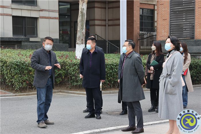 新華公學(xué)考察團蒞臨合肥七中參觀考察(圖1) 新華公學(xué)考察團蒞臨合肥七中參觀考察(圖1)