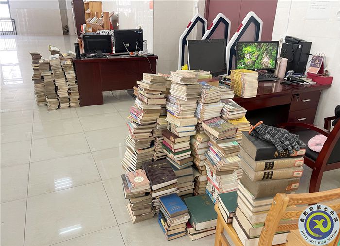 合肥七中圖書(shū)館開(kāi)展所有圖書(shū)倒順架、清查工作(圖1)