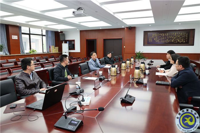 安徽師范大學(xué)物理與電子信息學(xué)院向合肥七中授牌教育實(shí)習(xí)基地！(圖2)