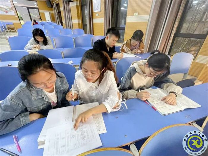 合肥七中高一年級(jí)“青藍(lán)工程”成果匯報(bào)系列報(bào)道(三)(圖6) 合肥七中高一年級(jí)“青藍(lán)工程”成果匯報(bào)系列報(bào)道(三)(圖6)