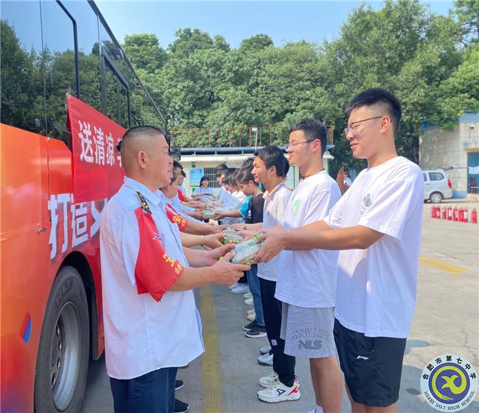 合肥七中高一(29)班暑期綜合社會(huì)實(shí)踐活動(dòng)(圖3) 合肥七中高一(29)班暑期綜合社會(huì)實(shí)踐活動(dòng)(圖3)