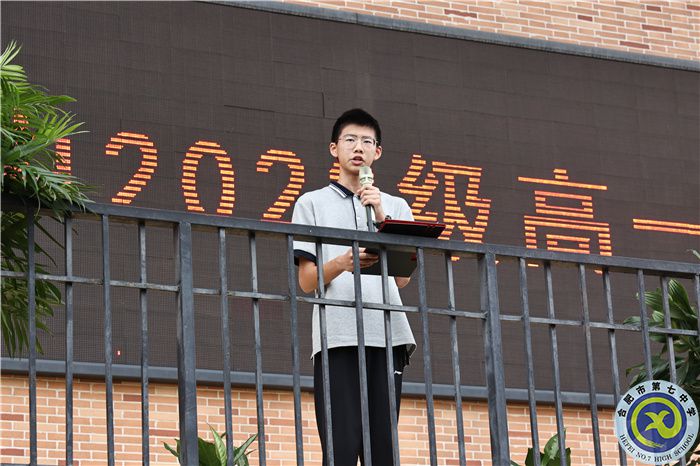 高一(8)班的蔣志杰同學(xué).jpg 高一(8)班的蔣志杰同學(xué).jpg