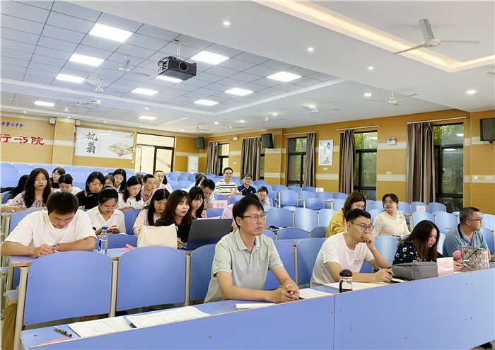 班主任認真聽會.jpg 班主任認真聽會.jpg