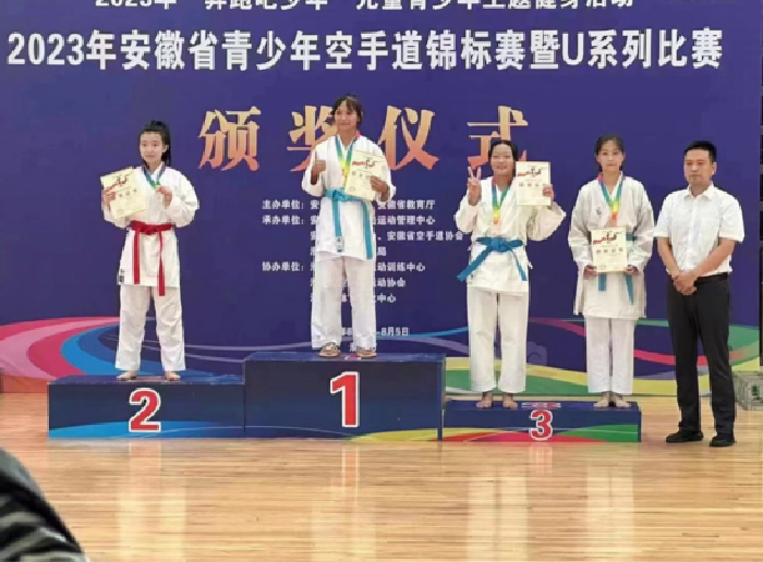 頒獎現(xiàn)場2.png 頒獎現(xiàn)場2.png