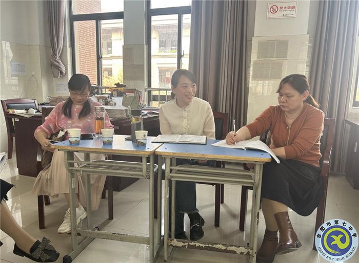 陳文靜主任、王愛華組長(zhǎng)和牛淼老師進(jìn)行反饋與評(píng)價(jià).jpg