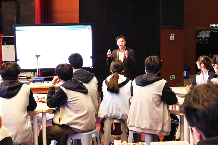 合肥市高中物理學(xué)科省“教壇新星”課堂教學(xué)觀摩研討活動(dòng)在七中開展(圖3) 合肥市高中物理學(xué)科省“教壇新星”課堂教學(xué)觀摩研討活動(dòng)在七中開展(圖3)