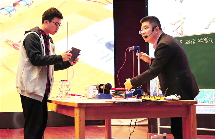 合肥市高中物理學(xué)科省“教壇新星”課堂教學(xué)觀摩研討活動(dòng)在七中開展(圖4) 合肥市高中物理學(xué)科省“教壇新星”課堂教學(xué)觀摩研討活動(dòng)在七中開展(圖4)