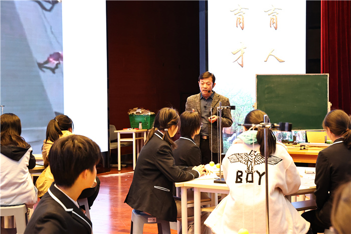 合肥市高中物理學(xué)科省“教壇新星”課堂教學(xué)觀摩研討活動(dòng)在七中開展(圖7) 合肥市高中物理學(xué)科省“教壇新星”課堂教學(xué)觀摩研討活動(dòng)在七中開展(圖7)