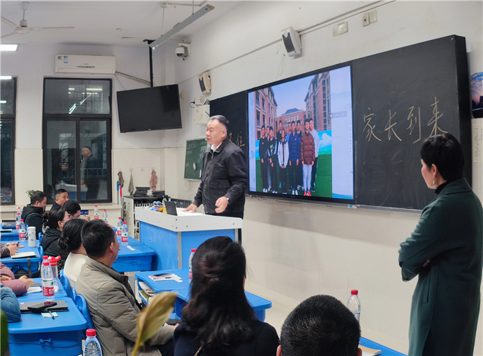 家長代表發(fā)言.jpg 家長代表發(fā)言.jpg