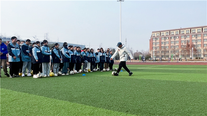 足球.jpg 足球.jpg