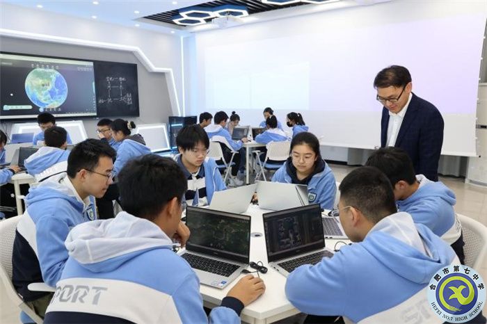 學(xué)生在數(shù)字地球?qū)嶒?yàn)室進(jìn)行系列天文觀測活動之——數(shù)字化技能培訓(xùn).jpg 學(xué)生在數(shù)字地球?qū)嶒?yàn)室進(jìn)行系列天文觀測活動之——數(shù)字化技能培訓(xùn).jpg