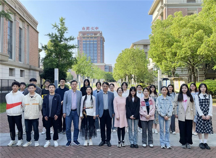 圖9:實(shí)習(xí)隊(duì)隊(duì)員與領(lǐng)導(dǎo)及老師們合影.jpg 圖9:實(shí)習(xí)隊(duì)隊(duì)員與領(lǐng)導(dǎo)及老師們合影.jpg