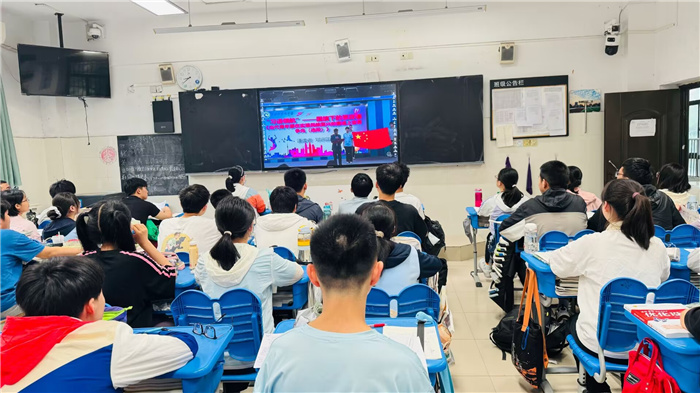 “習(xí)語領(lǐng)航”——合肥七中國旗下的思政課啟動儀式(圖4) “習(xí)語領(lǐng)航”——合肥七中國旗下的思政課啟動儀式(圖4)