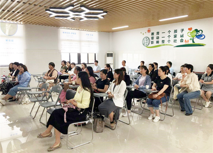 家長(zhǎng)課堂2.jpg 家長(zhǎng)課堂2.jpg