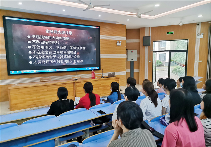 合肥七中舉行生活老師消防器材使用與安全知識(shí)培訓(xùn)(圖2) 合肥七中舉行生活老師消防器材使用與安全知識(shí)培訓(xùn)(圖2)