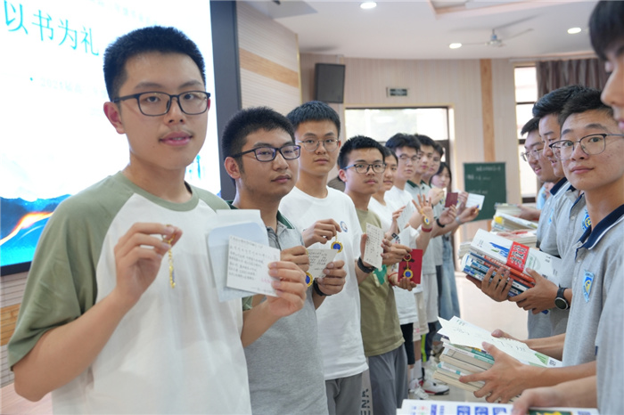 以書為禮，文脈傳承！合肥七中2024屆高三年級舉辦愛心贈書活動(圖3)