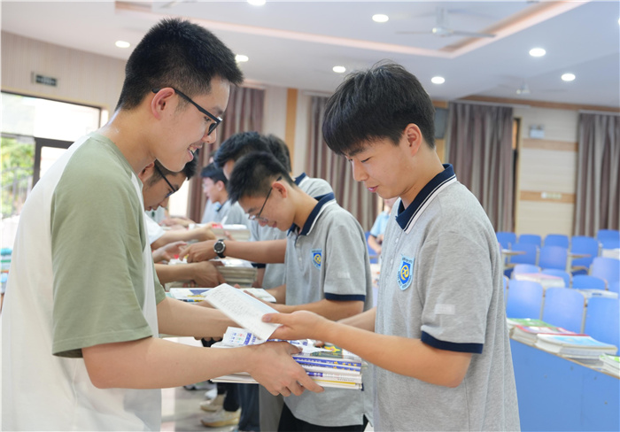 以書為禮，文脈傳承！合肥七中2024屆高三年級舉辦愛心贈書活動(圖2)