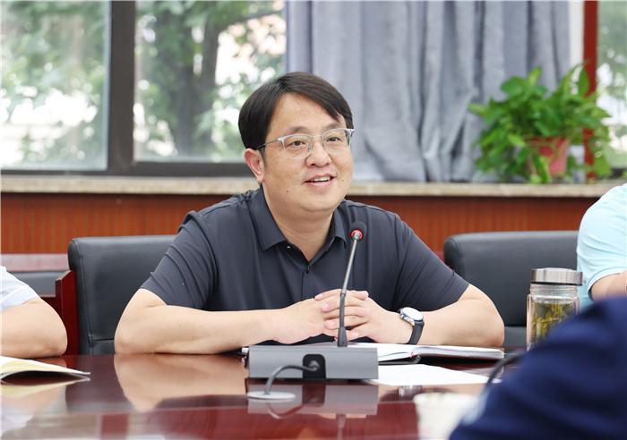 哈爾濱工程大學向合肥七中授牌“優(yōu)秀生源基地”(圖2) 哈爾濱工程大學向合肥七中授牌“優(yōu)秀生源基地”(圖2)