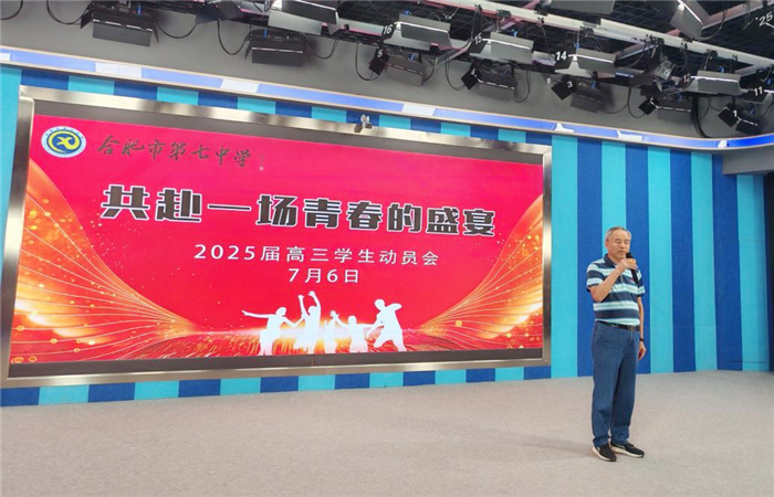 梁昌波校長(zhǎng)講話.jpg 梁昌波校長(zhǎng)講話.jpg