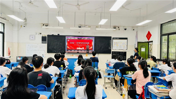 學(xué)生在教師觀看直播.jpg 學(xué)生在教師觀看直播.jpg