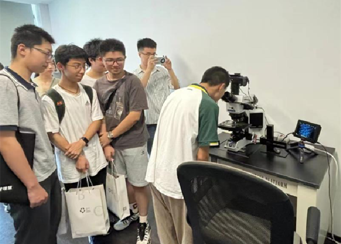 合肥七中學(xué)子走進皖新傳媒“美麗科學(xué)新媒體研究院 ”，體驗科學(xué)的美麗(圖2)