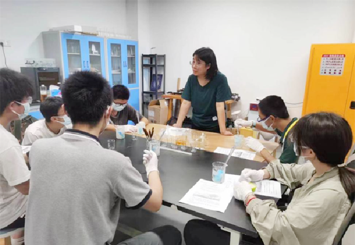 合肥七中學(xué)子走進皖新傳媒“美麗科學(xué)新媒體研究院 ”，體驗科學(xué)的美麗(圖3)