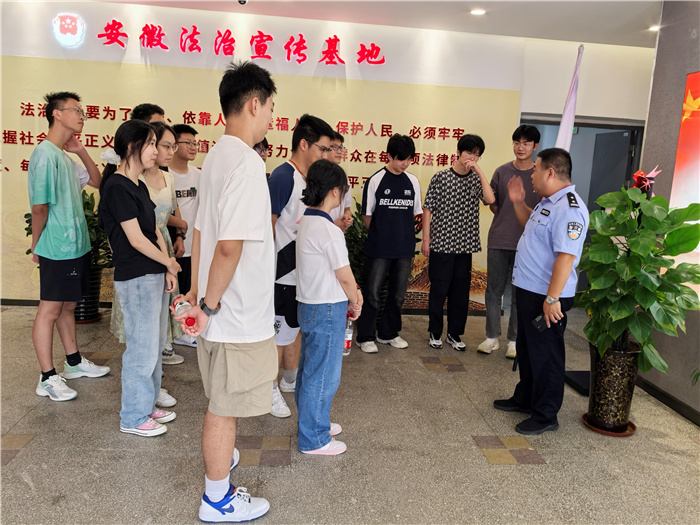 合肥七中暑期社會(huì)實(shí)踐系列活動(dòng)之五:“與法同行 共護(hù)成長(zhǎng)” 過(guò)個(gè)不一“young”的暑假(圖2) 合肥七中暑期社會(huì)實(shí)踐系列活動(dòng)之五:“與法同行 共護(hù)成長(zhǎng)” 過(guò)個(gè)不一“young”的暑假(圖2)