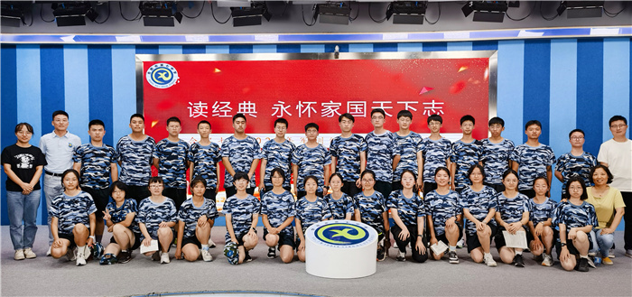 合肥七中舉行新生入學(xué)教育系列活動之《讀經(jīng)典 永懷家國天下志》校級誦讀比賽(圖1) 合肥七中舉行新生入學(xué)教育系列活動之《讀經(jīng)典 永懷家國天下志》校級誦讀比賽(圖1)