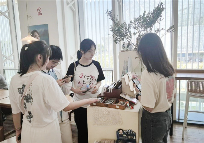 美術(shù)館3.jpg 美術(shù)館3.jpg