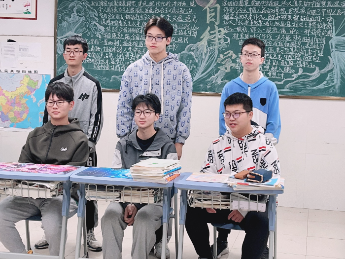 與同學(xué)在班級(jí).png 與同學(xué)在班級(jí).png