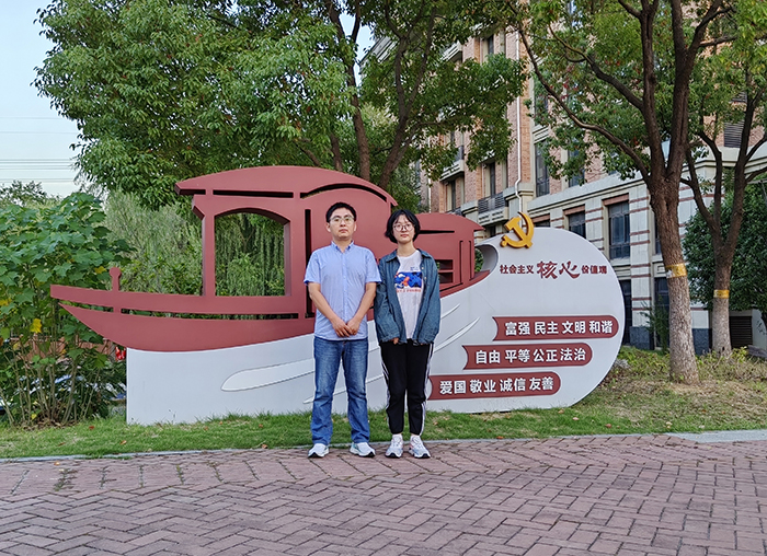 高三(22)班吳涵和指導(dǎo)教師朱華東.jpg 高三(22)班吳涵和指導(dǎo)教師朱華東.jpg