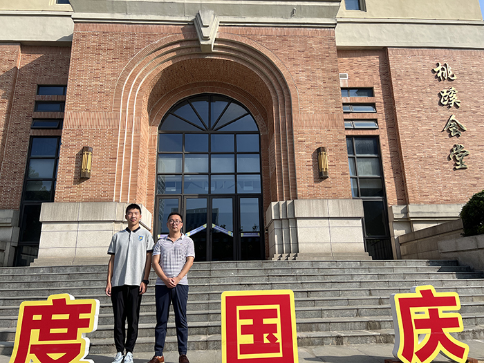 高一(22)班許鳳山和指導(dǎo)教師劉坤泉.jpg 高一(22)班許鳳山和指導(dǎo)教師劉坤泉.jpg