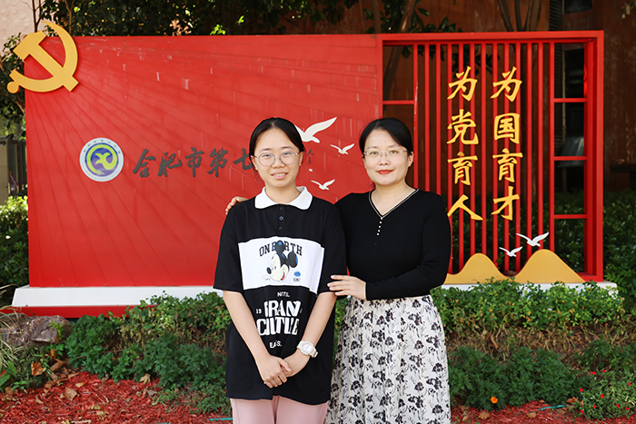 高二(2)班王沐曦和指導(dǎo)教師程靜.jpg 高二(2)班王沐曦和指導(dǎo)教師程靜.jpg