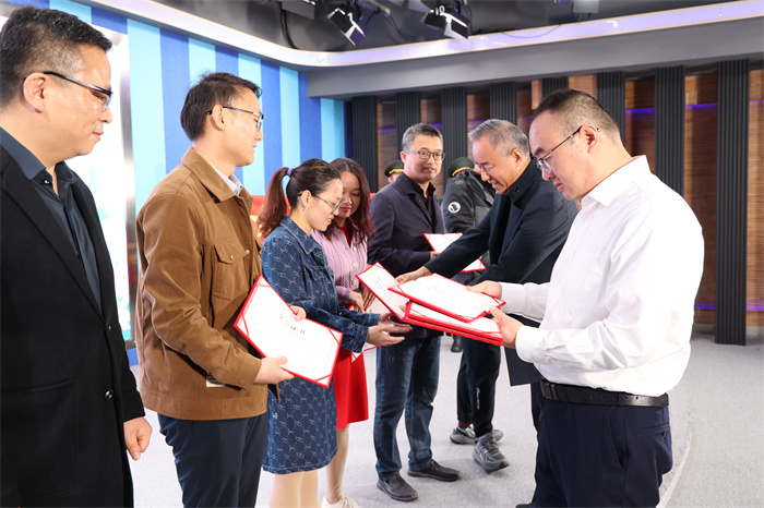 合肥七中成功舉辦第五屆班主任節(jié)開幕式暨德育培訓(xùn)主題周活動(dòng)啟動(dòng)儀式(圖6) 合肥七中成功舉辦第五屆班主任節(jié)開幕式暨德育培訓(xùn)主題周活動(dòng)啟動(dòng)儀式(圖6)