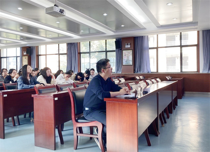 合肥七中召開實(shí)習(xí)生中期交流匯報(bào)會(huì)(圖1) 合肥七中召開實(shí)習(xí)生中期交流匯報(bào)會(huì)(圖1)