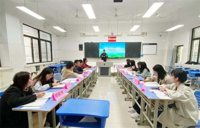 高三青藍(lán)教師座談會(huì)1.jpg 高三青藍(lán)教師座談會(huì)1.jpg