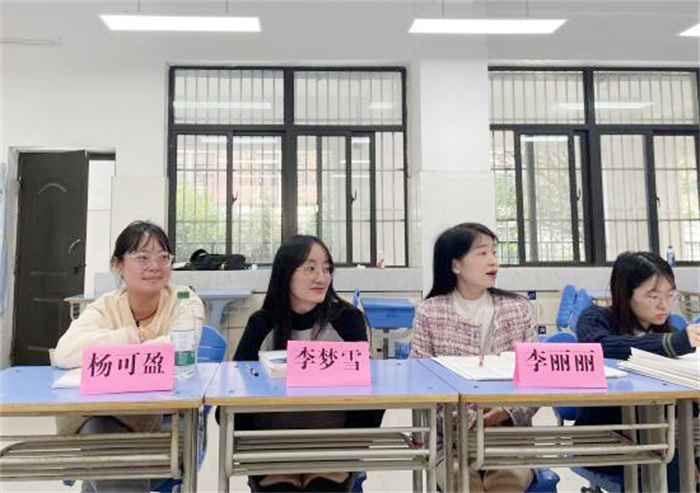 高三青藍(lán)教師座談會(huì)3.jpg 高三青藍(lán)教師座談會(huì)3.jpg