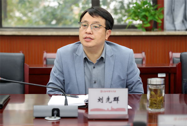 宿松縣程集中學(xué)一行蒞臨合肥七中參觀交流(圖3) 宿松縣程集中學(xué)一行蒞臨合肥七中參觀交流(圖3)