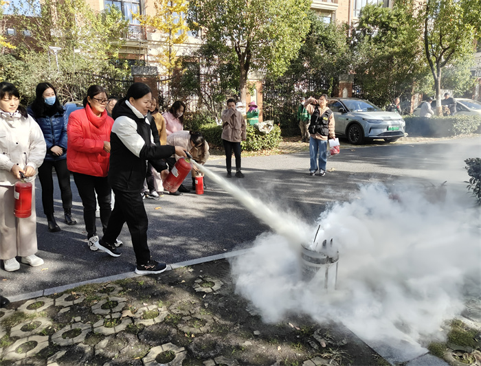 合肥七中開展生活老師消防安全技能培訓(xùn)(圖3) 合肥七中開展生活老師消防安全技能培訓(xùn)(圖3)