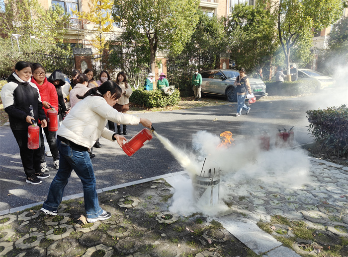 合肥七中開展生活老師消防安全技能培訓(xùn)(圖4) 合肥七中開展生活老師消防安全技能培訓(xùn)(圖4)