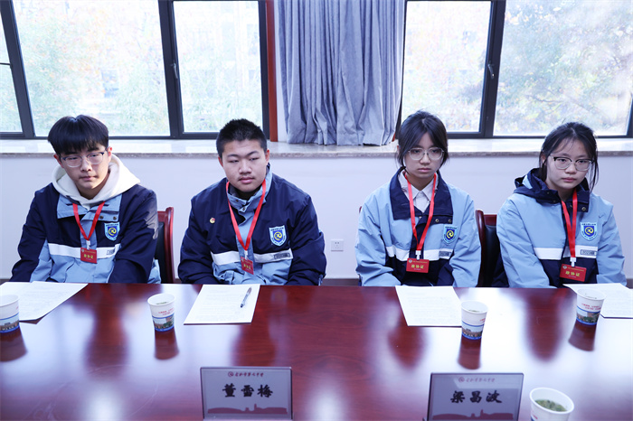 合肥七中高二年級順利開展模擬政協(xié)系列活動(圖4) 合肥七中高二年級順利開展模擬政協(xié)系列活動(圖4)