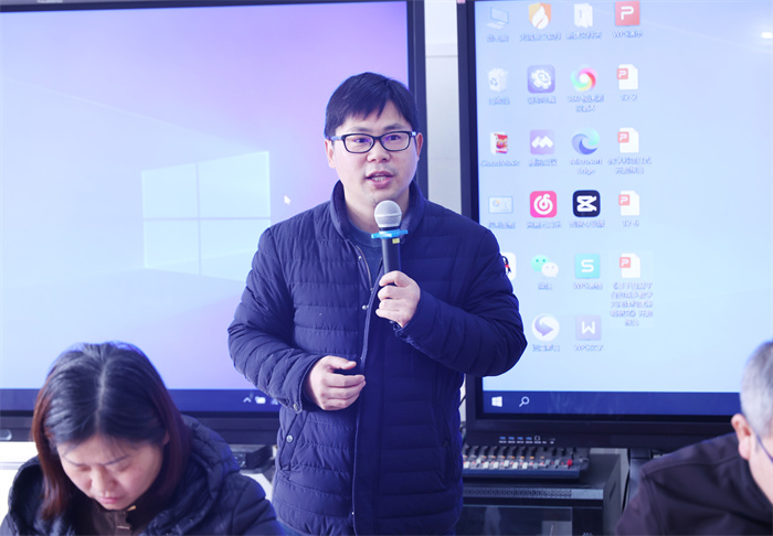 合肥七中召開省市級電教課題開題報(bào)告會(圖5) 合肥七中召開省市級電教課題開題報(bào)告會(圖5)