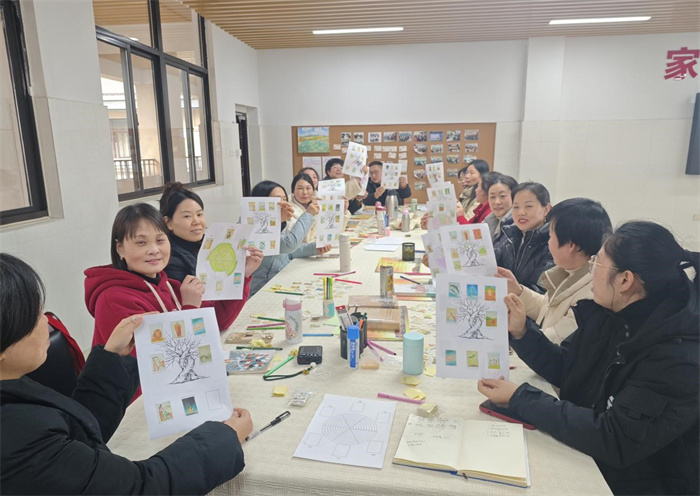 合肥七中舉行第54期家長讀書會暨學(xué)期總結(jié)表彰會1.jpg 合肥七中舉行第54期家長讀書會暨學(xué)期總結(jié)表彰會1.jpg