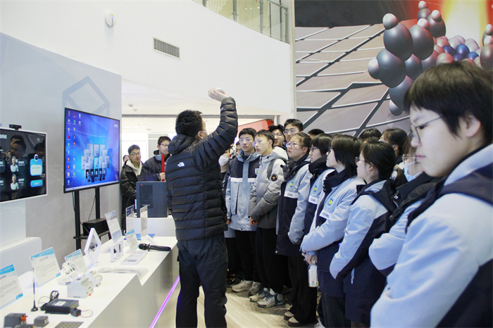 合肥七中高一(4)班開啟科技探索研學(xué)之旅(圖2) 合肥七中高一(4)班開啟科技探索研學(xué)之旅(圖2)