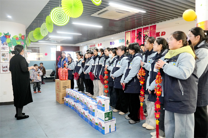 合肥七中高一(24)班走進(jìn)智愛(ài)陽(yáng)光家園傳遞愛(ài)心(圖3) 合肥七中高一(24)班走進(jìn)智愛(ài)陽(yáng)光家園傳遞愛(ài)心(圖3)