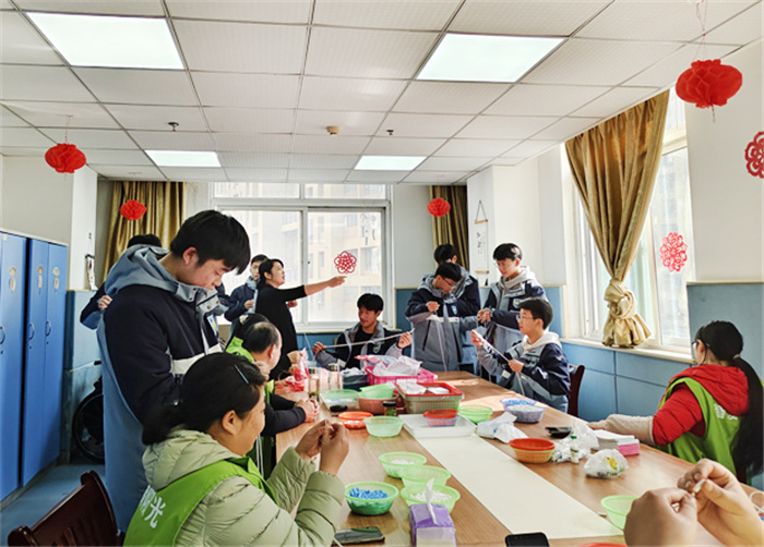 合肥七中高一(24)班走進(jìn)智愛(ài)陽(yáng)光家園傳遞愛(ài)心(圖2) 合肥七中高一(24)班走進(jìn)智愛(ài)陽(yáng)光家園傳遞愛(ài)心(圖2)