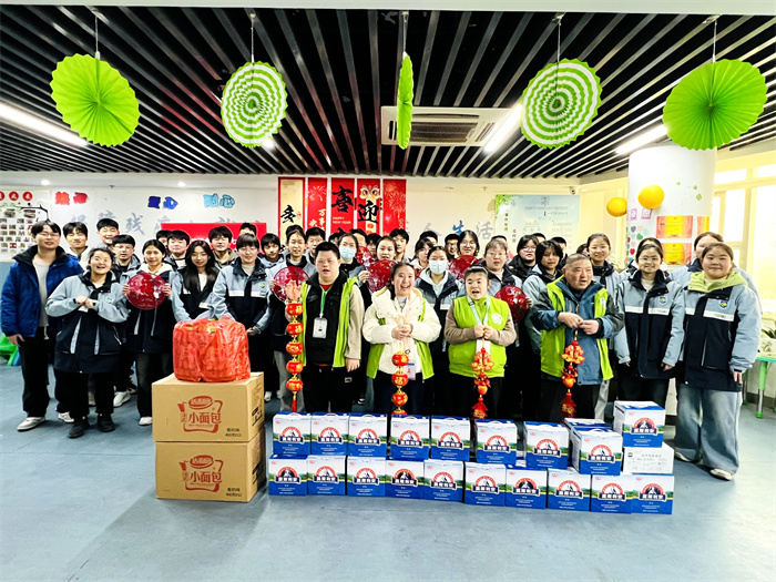 合肥七中高一(24)班走進(jìn)智愛(ài)陽(yáng)光家園傳遞愛(ài)心(圖4) 合肥七中高一(24)班走進(jìn)智愛(ài)陽(yáng)光家園傳遞愛(ài)心(圖4)