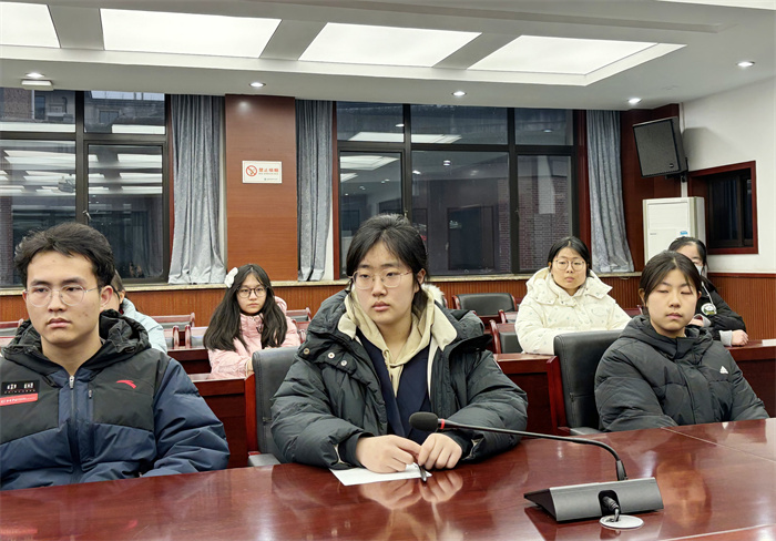合肥七中高二年級召開卓越學(xué)子座談會(圖4) 合肥七中高二年級召開卓越學(xué)子座談會(圖4)
