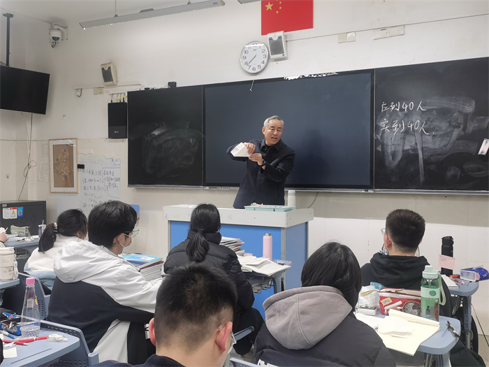 合肥七中校長梁昌波與高一學(xué)子共話成長(圖1) 合肥七中校長梁昌波與高一學(xué)子共話成長(圖1)