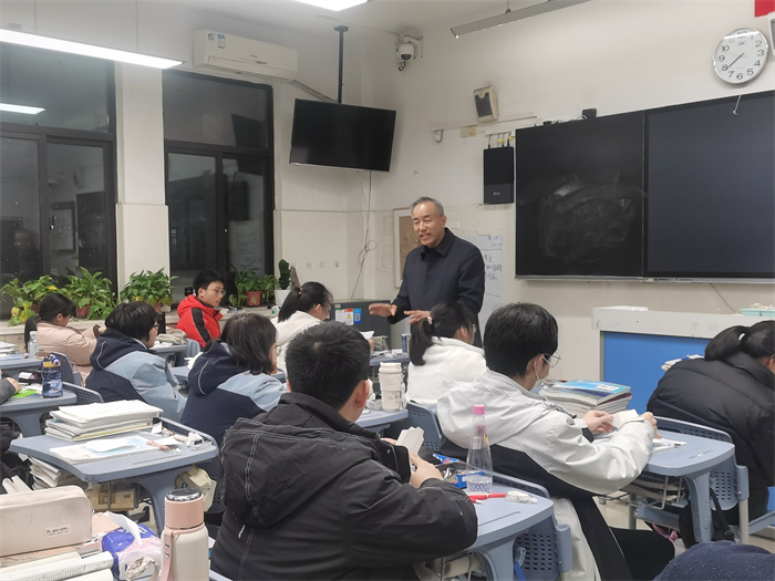 合肥七中校長梁昌波與高一學(xué)子共話成長(圖2) 合肥七中校長梁昌波與高一學(xué)子共話成長(圖2)